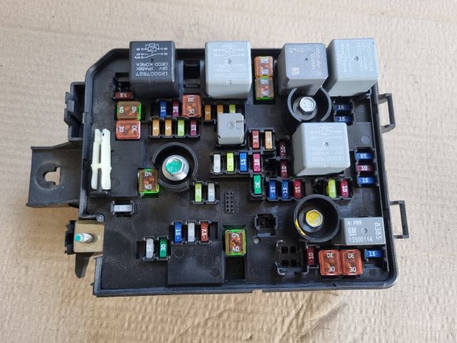 bontott OPEL MOKKA Biztosítéktábla Motortér