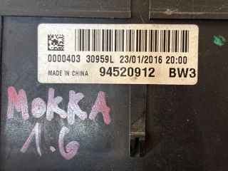 bontott OPEL MOKKA Biztosítéktábla Motortér