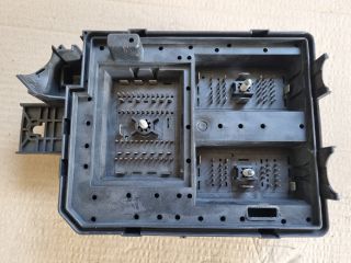 bontott OPEL MOKKA Biztosítéktábla Motortér