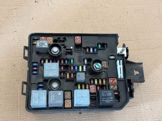 bontott OPEL MOKKA Biztosítéktábla Motortér