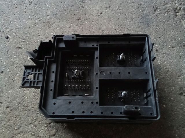 bontott OPEL MOKKA Biztosítéktábla Motortér