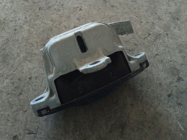 bontott OPEL MOKKA Motor Tartó Bak Jobb