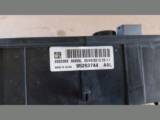 bontott OPEL MOKKA Biztosítéktábla Motortér