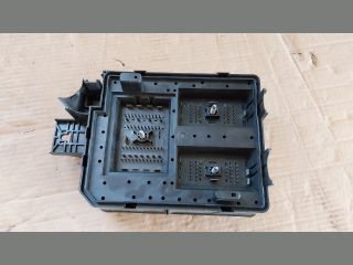 bontott OPEL MOKKA Biztosítéktábla Motortér