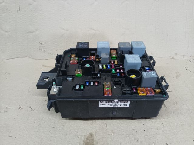 bontott OPEL MOKKA Biztosítéktábla Motortér