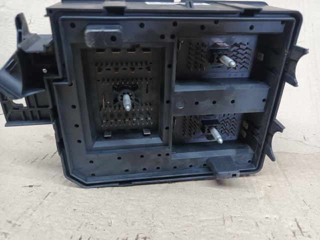 bontott OPEL MOKKA Biztosítéktábla Motortér