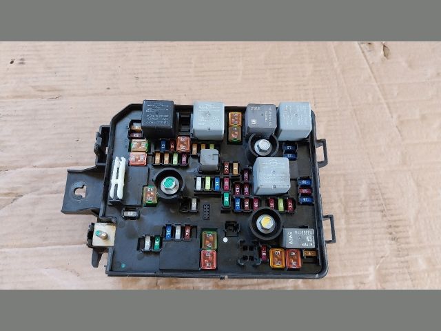 bontott OPEL MOKKA Biztosítéktábla Motortér