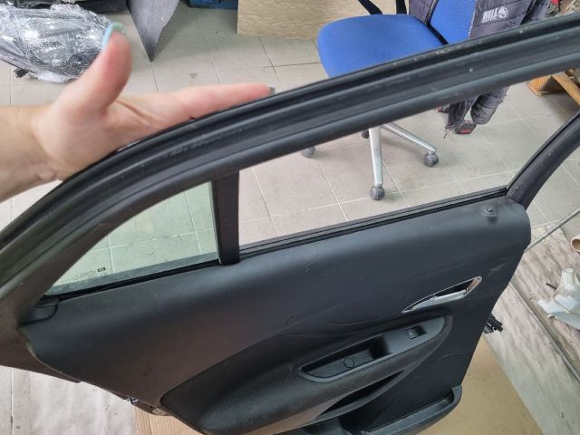 bontott OPEL MOKKA Bal hátsó Ajtó (Részeivel)