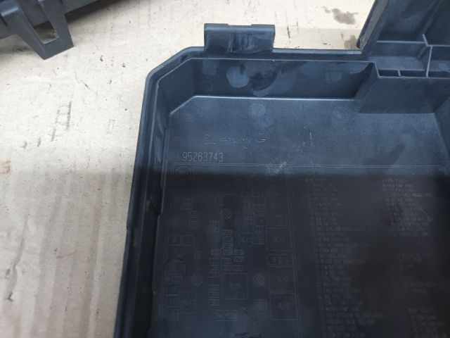 bontott OPEL MOKKA Biztosítéktábla Doboz