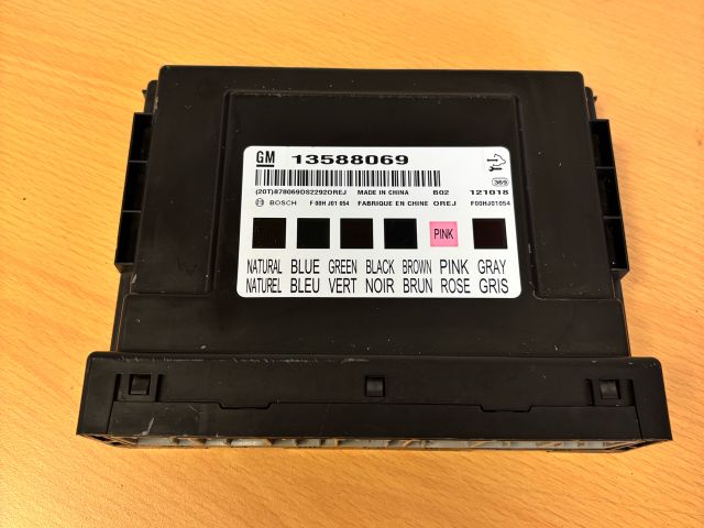 bontott OPEL MOKKA Biztosítéktábla Utastér