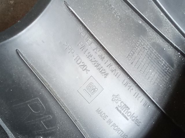 bontott OPEL MOKKA Csomagtérajtó Burkolat Felső