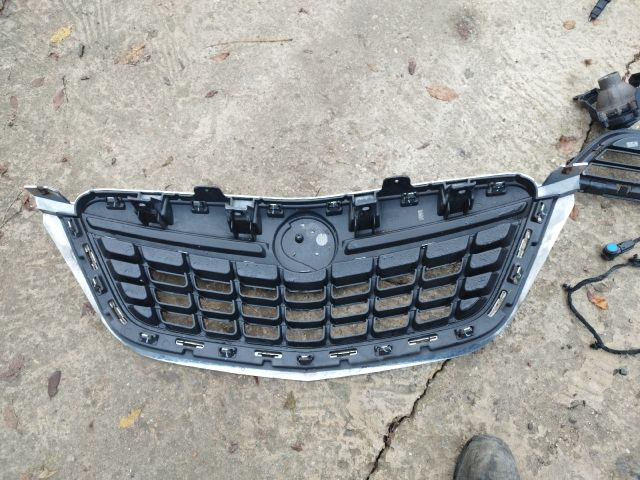 bontott OPEL MOKKA Hűtőrács