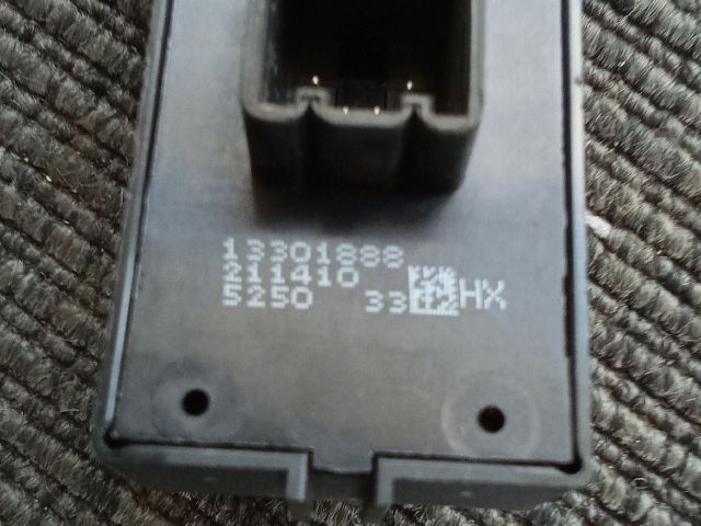 bontott OPEL MOKKA Jobb hátsó Ablakemelő Kapcsoló