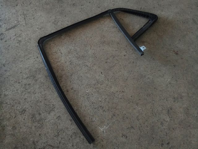 bontott OPEL MOKKA Jobb hátsó Ablakvezető Gumi