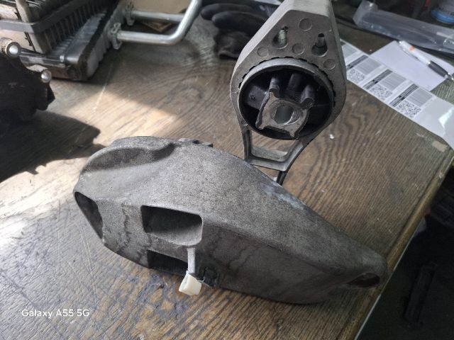 bontott OPEL MOVANO Motor Tartó Bak (Fém)