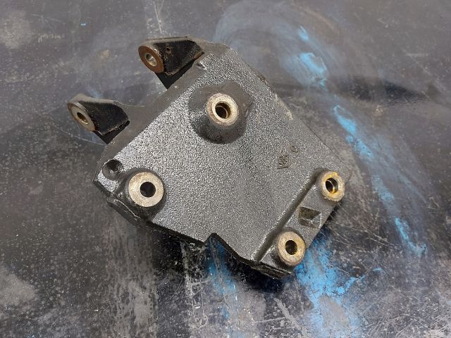 bontott OPEL MOVANO Jobb első Féltengely Tartó