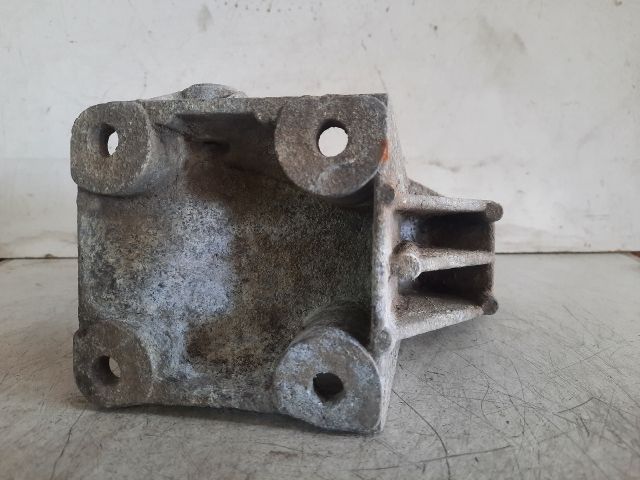 bontott OPEL OMEGA Motor Tartó Bak (Fém)