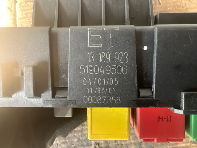 bontott OPEL SIGNUM Biztosítéktábla Csomagtér