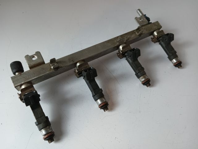 bontott OPEL TIGRA Porlasztó Sor / Híd