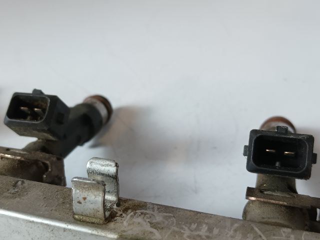 bontott OPEL TIGRA Porlasztó Sor / Híd