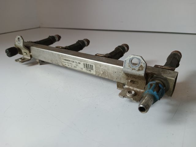 bontott OPEL TIGRA Porlasztó Sor / Híd