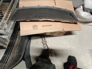 bontott OPEL TIGRA Első Lökhárító Alsó Középső Díszrács