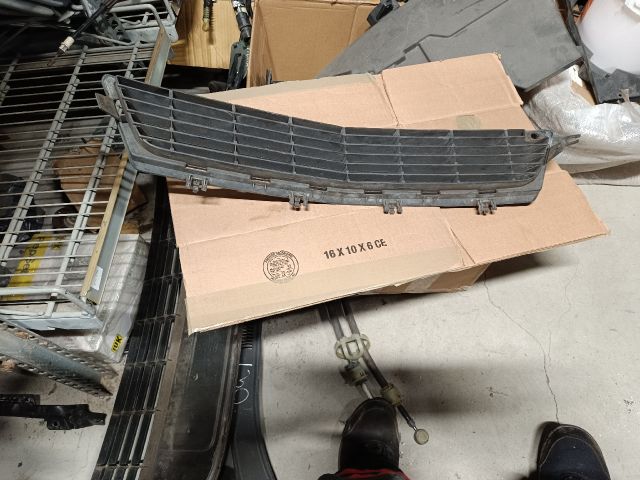 bontott OPEL TIGRA Első Lökhárító Alsó Középső Díszrács