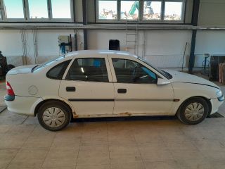 bontott OPEL VECTRA B Biztosítéktábla Motortér