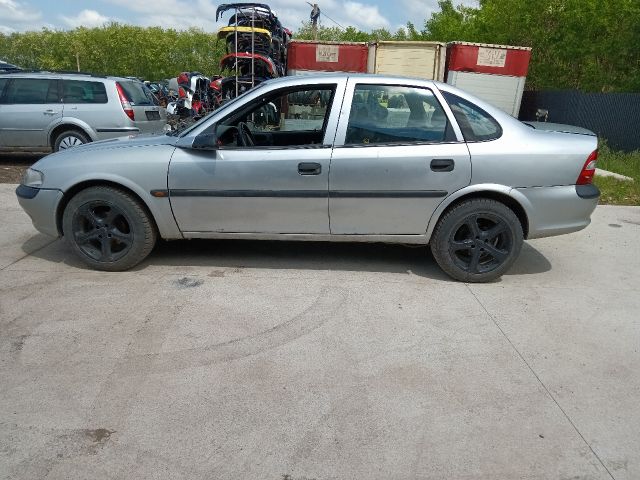 bontott OPEL VECTRA B Porlasztó Sor / Híd