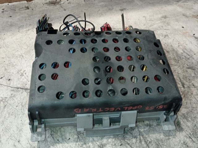 bontott OPEL VECTRA B Biztosítéktábla Motortér