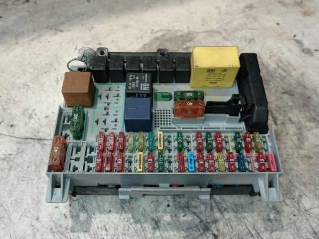 bontott OPEL VECTRA B Biztosítéktábla Motortér