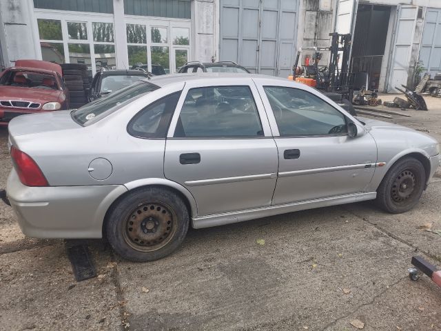 bontott OPEL VECTRA B Hátsó Lökhárító (Részeivel)