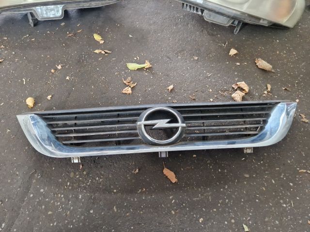 bontott OPEL VECTRA B Hűtőrács
