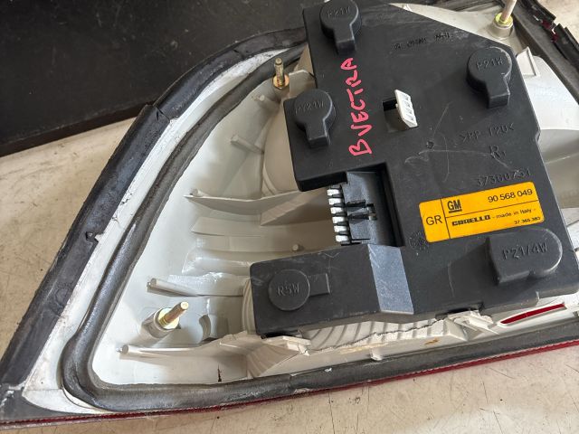 bontott OPEL VECTRA B Jobb Hátsó Lámpa