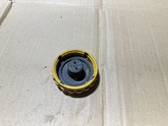 bontott OPEL VECTRA B Kiegyenlítőtartály Sapka