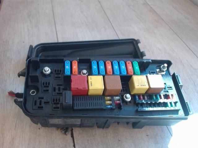 bontott OPEL VECTRA C Biztosítéktábla Motortér