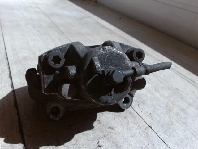 bontott OPEL VECTRA C Jobb első Féknyereg Munkahengerrel