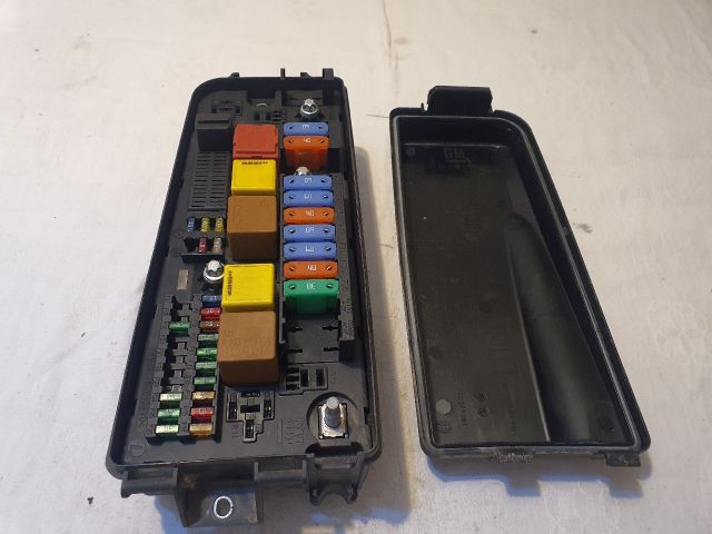 bontott OPEL VECTRA C Biztosítéktábla Motortér