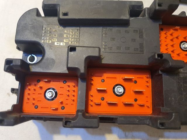 bontott OPEL VECTRA C Biztosítéktábla Motortér