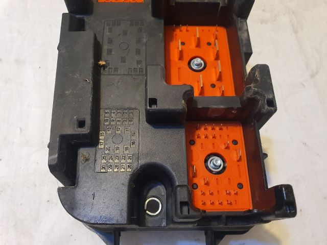 bontott OPEL VECTRA C Biztosítéktábla Motortér