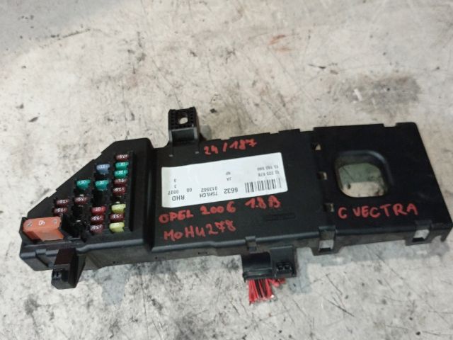 bontott OPEL VECTRA C Biztosítéktábla Motortér