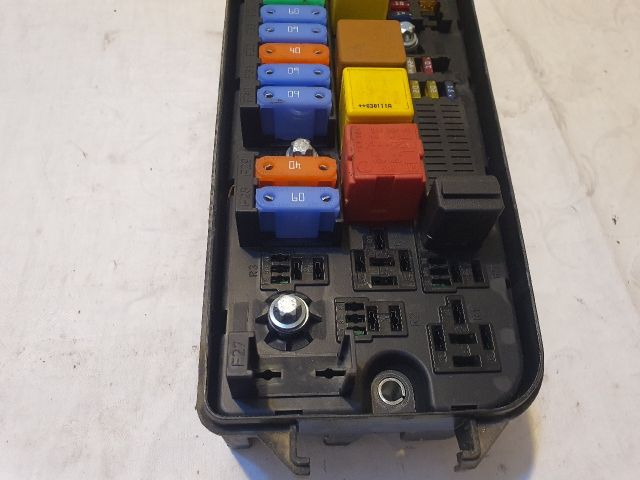 bontott OPEL VECTRA C Biztosítéktábla Motortér