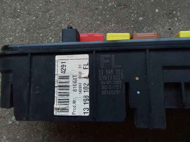 bontott OPEL VECTRA C Biztosítéktábla Motortér