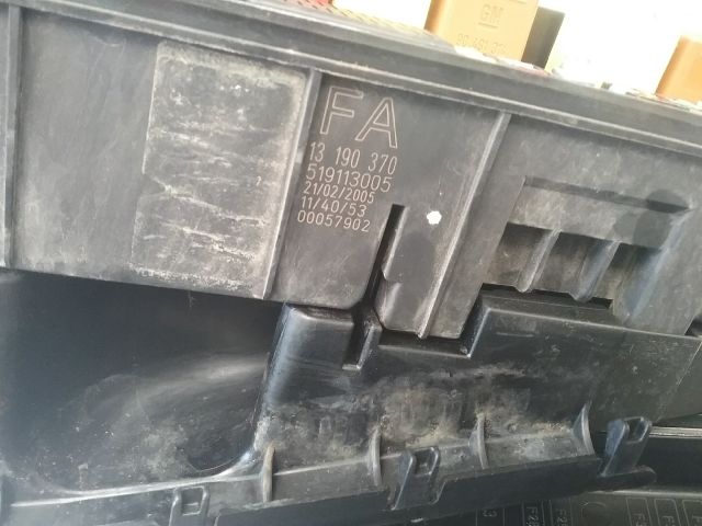 bontott OPEL VECTRA C Biztosítéktábla Motortér