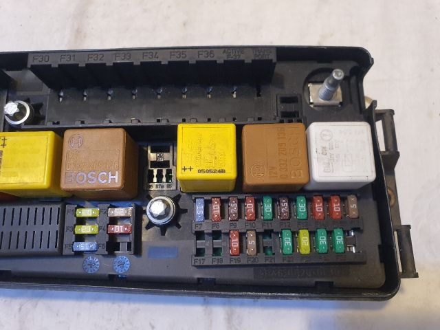 bontott OPEL VECTRA C Biztosítéktábla Motortér