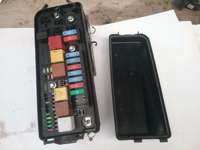 bontott OPEL VECTRA C Biztosítéktábla Motortér