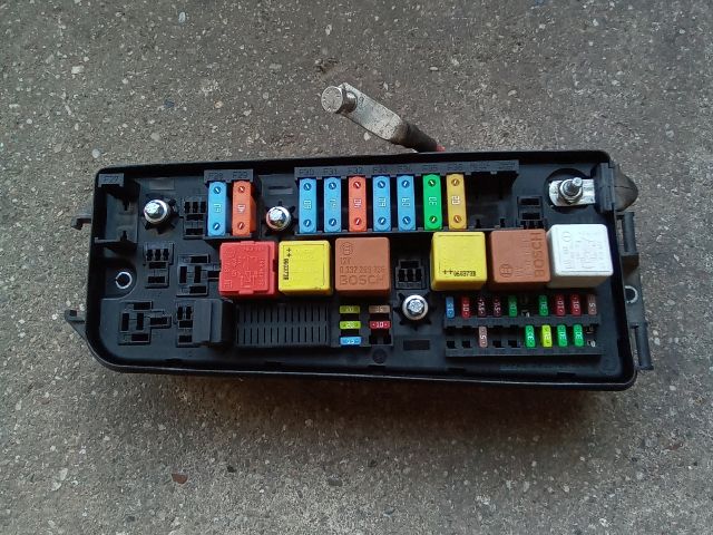 bontott OPEL VECTRA C Biztosítéktábla Motortér