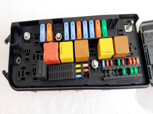 bontott OPEL VECTRA C Biztosítéktábla Motortér