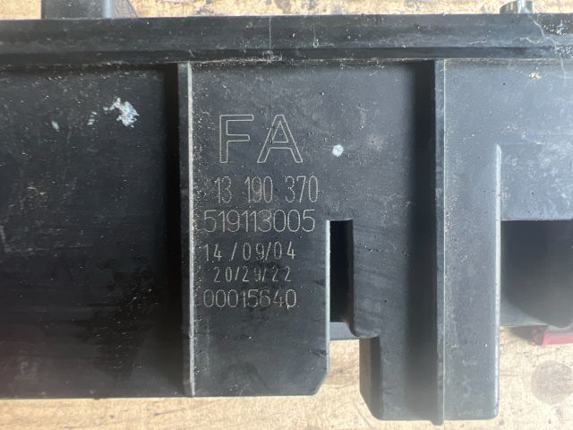 bontott OPEL VECTRA C Biztosítéktábla Motortér