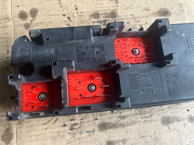 bontott OPEL VECTRA C Biztosítéktábla Motortér